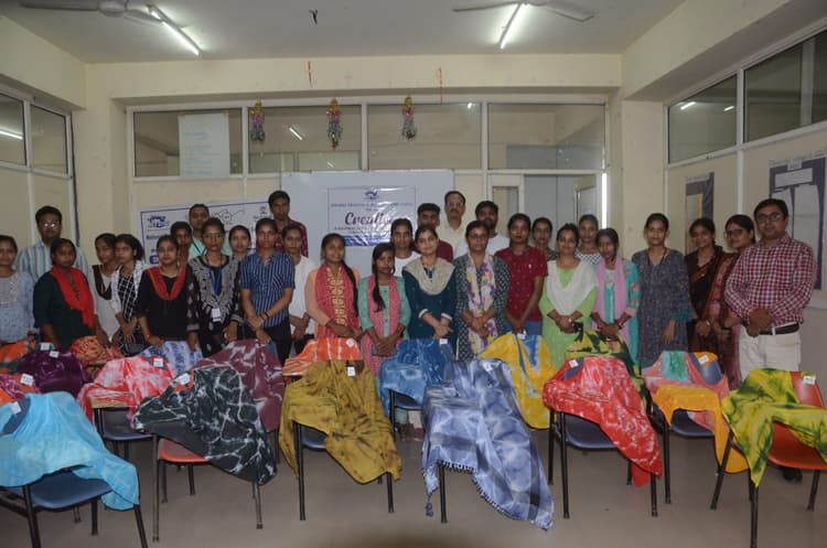 कैंपस : एटीडीसी की प्रदर्शनी में छात्रों को मधुबनी पेंटिंग व कला की दी गयी जानकारी