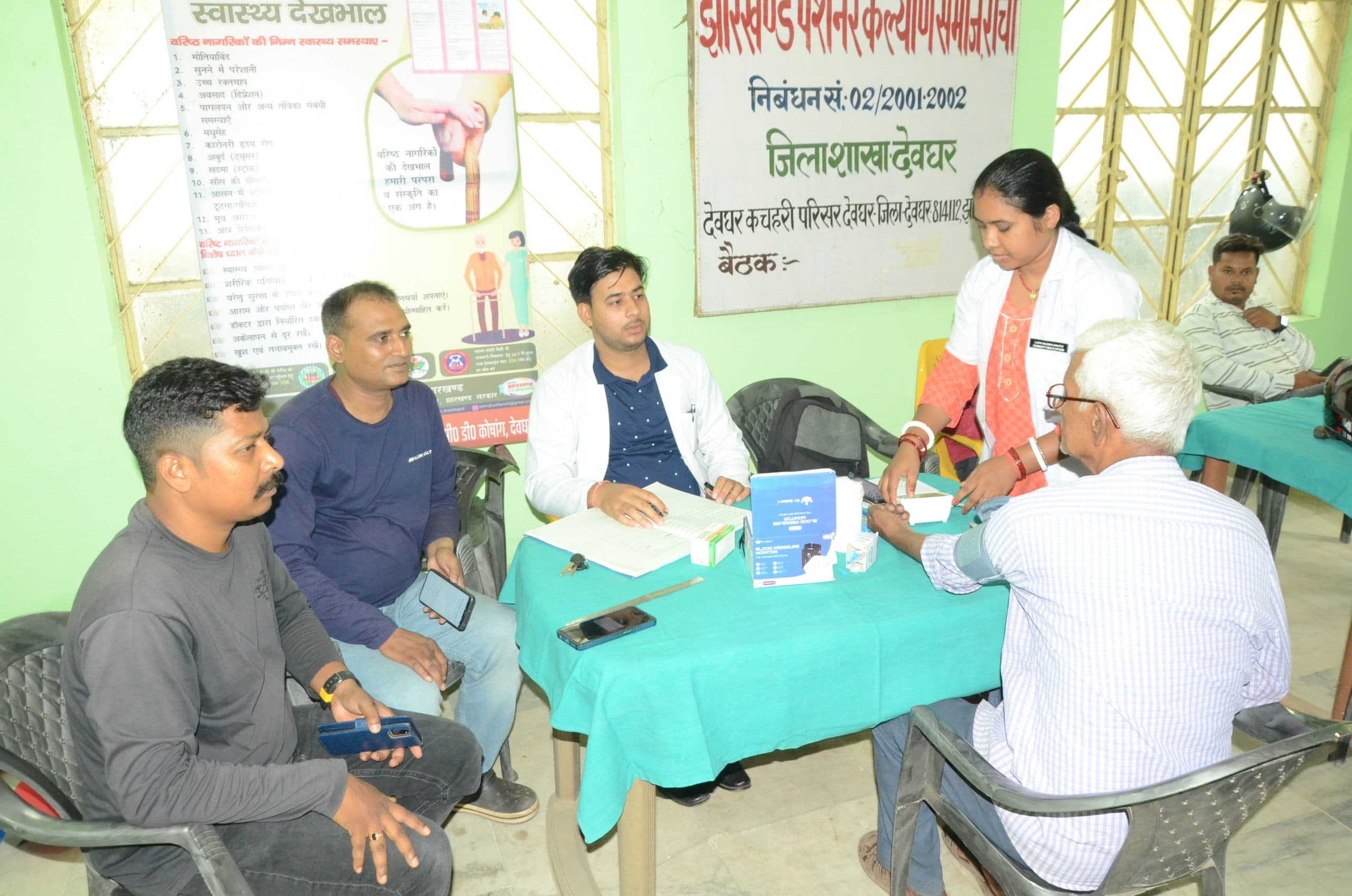 पेंशनर भवन में 40 से अधिक बुजर्गों की हुई स्वास्थ्य जांच