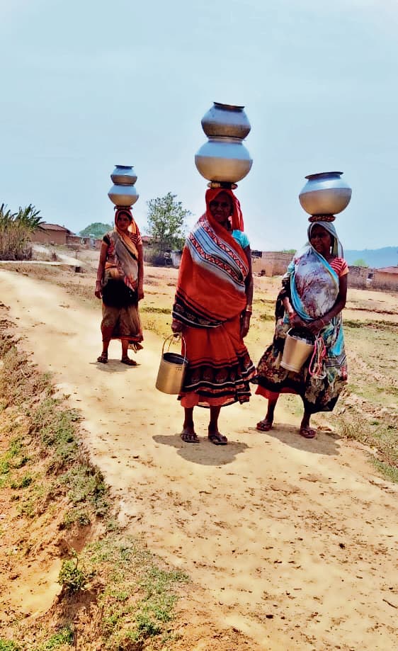 नल जल योजना हुई फेल, चुएं के भरोसे मिल रहा है पानी