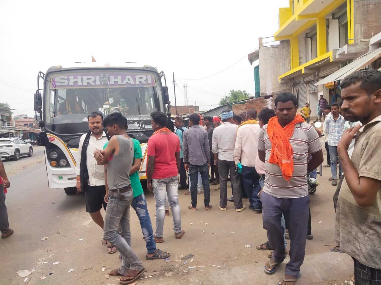 बस पर चढ़ने के दौरान फिसल कर युवक हुआ जख्मी, बस का चक्का पैर पर चढ़ने से युवक बुरी तरह से हुआ घायल