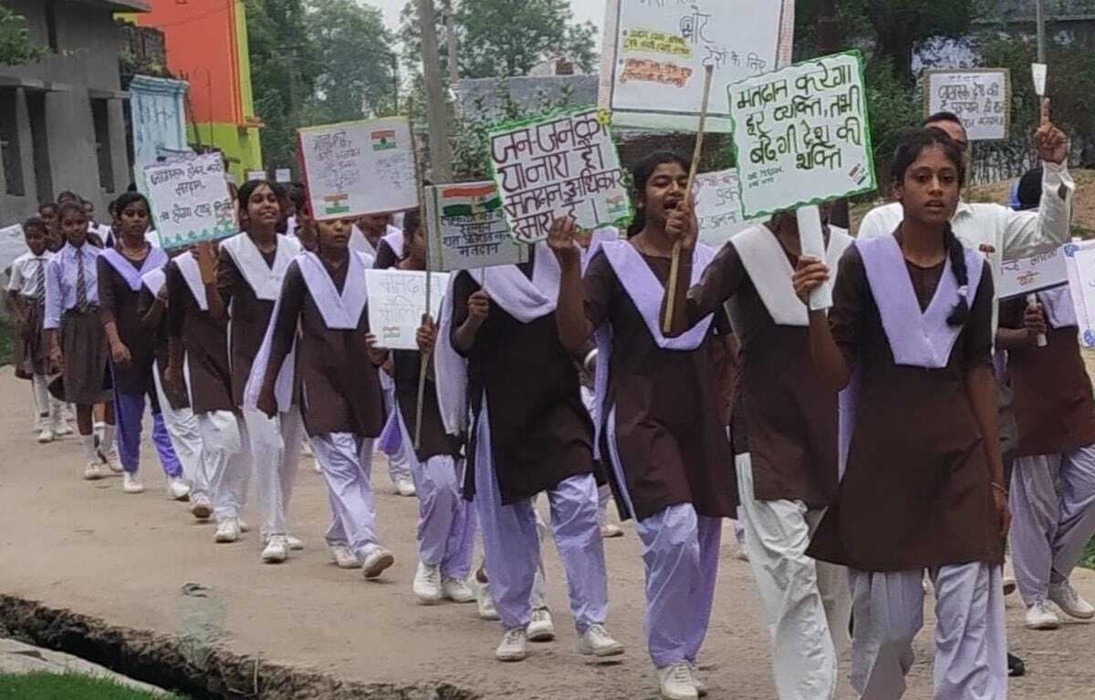 मतदान प्रतिशत बढ़ाने को लेकर छात्र-छात्राओं ने निकाली प्रभात फेरी