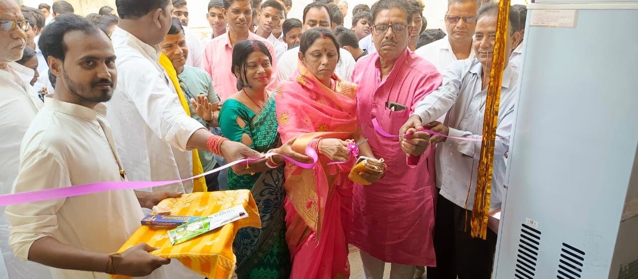 सरस्वती शिशु विद्या मंदिर में लगा वाटर कूलर