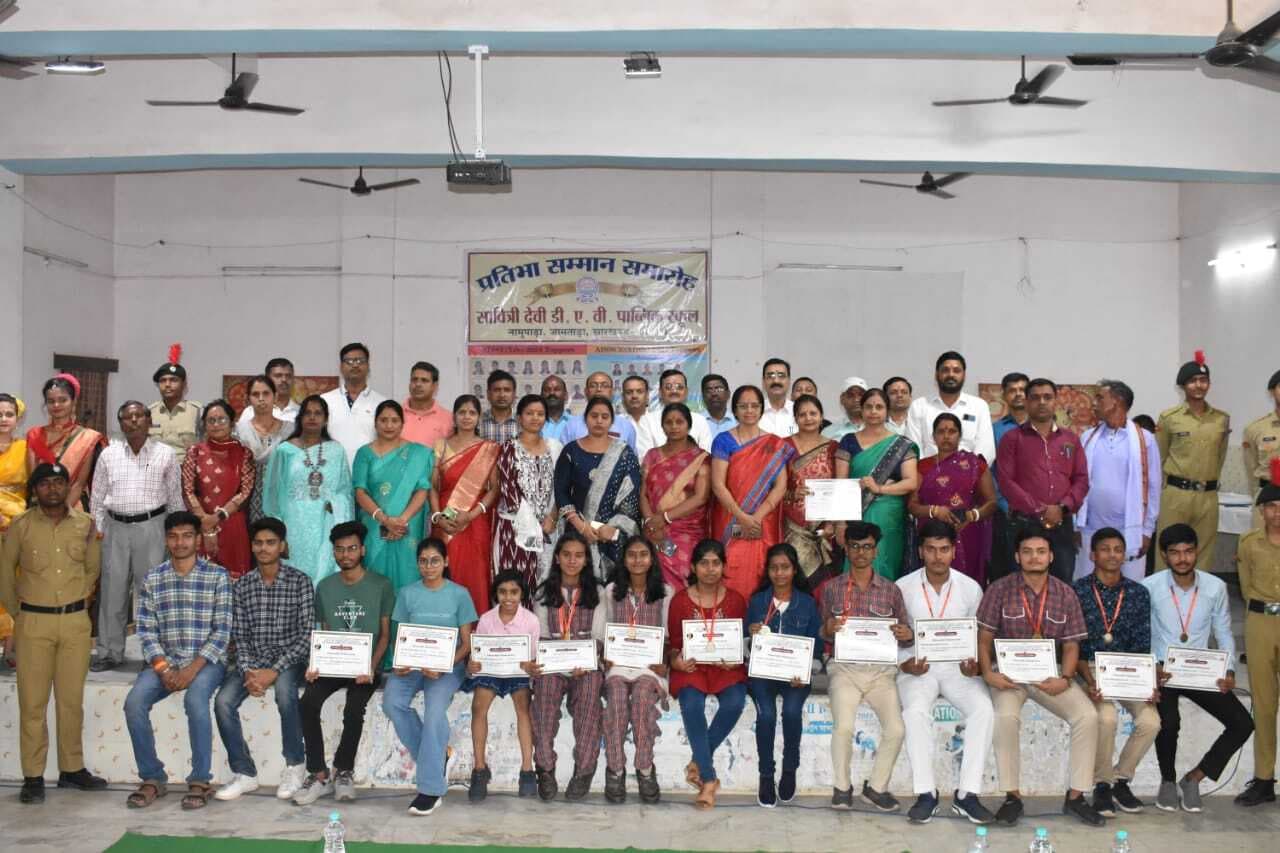 10वीं व 12वीं में 90 प्रतिशत से ज्यादा अंक लाने वाले विद्यार्थी सम्मानित