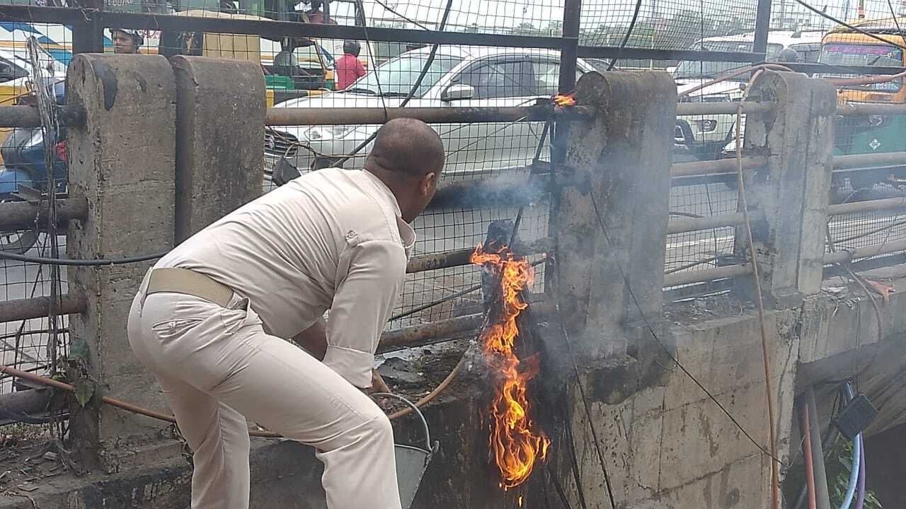 मानगो पुल पर बिजली के तार में लगी आग, ट्रैफिक पुलिस से सहयोग से बुझायी गयी