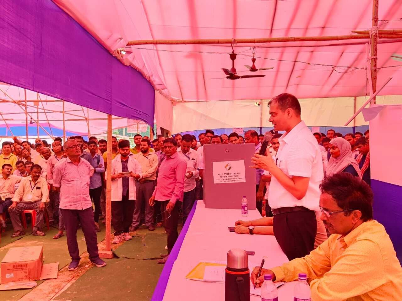 डीइओ एवं एसएसपी ने मतदान कर्मियों को पढ़ाया पाठ