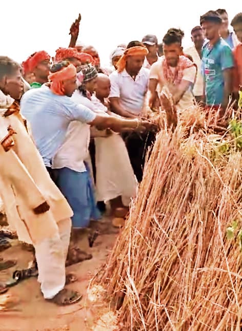 नवादा गांव में एक साथ निकलीं तीन अर्थियां, पसरा मातम