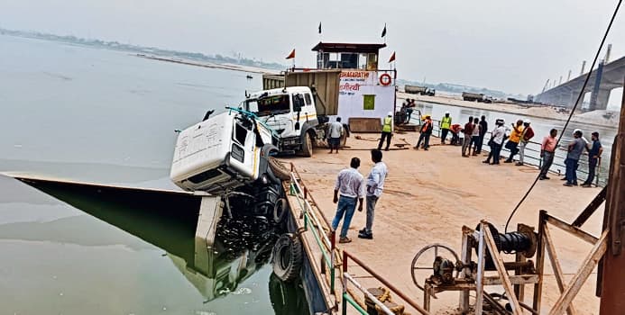 मालवाहक जहाज से अनबैलेंस होकर गंगा नदी में गिरा हाइवा