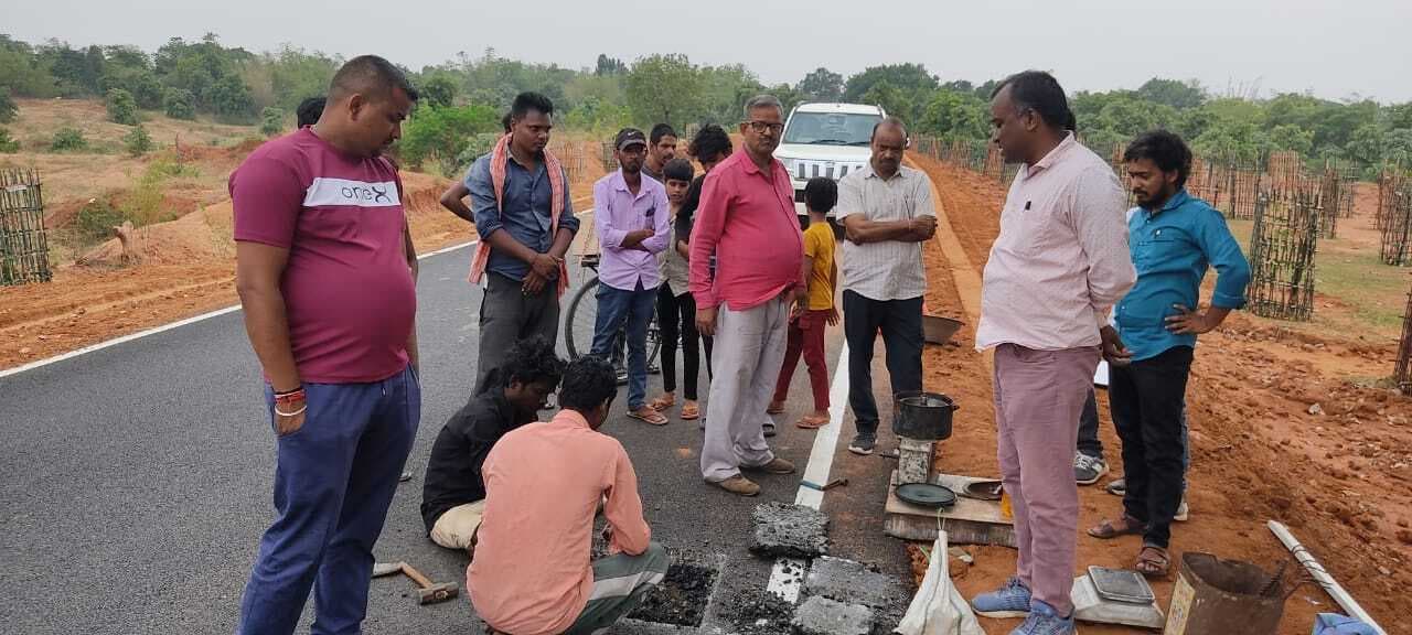 रांची से आयी अभियंताओं की टीम ने सड़क निर्माण कार्य की जांच की