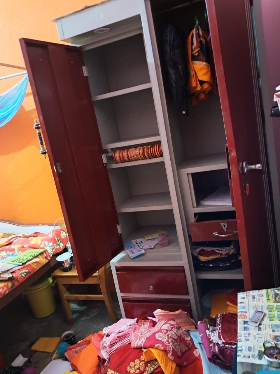 सब इंस्पेक्टर के घर दस लाख के आभूषण की चोरी