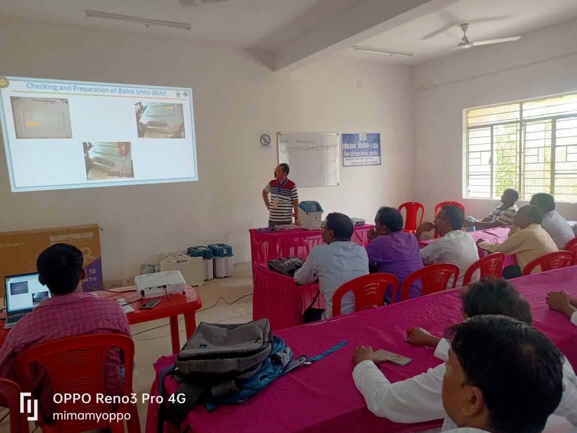 इवीएम व वीवीपैट की सीलिग को लेकर कर्मियों को दिया गया प्रशिक्षण