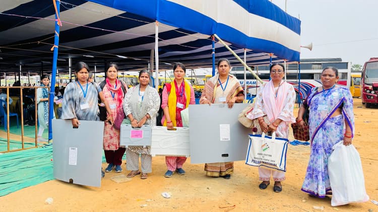 कड़ी सुरक्षा के बीच रवाना हुई पोलिंग पार्टी