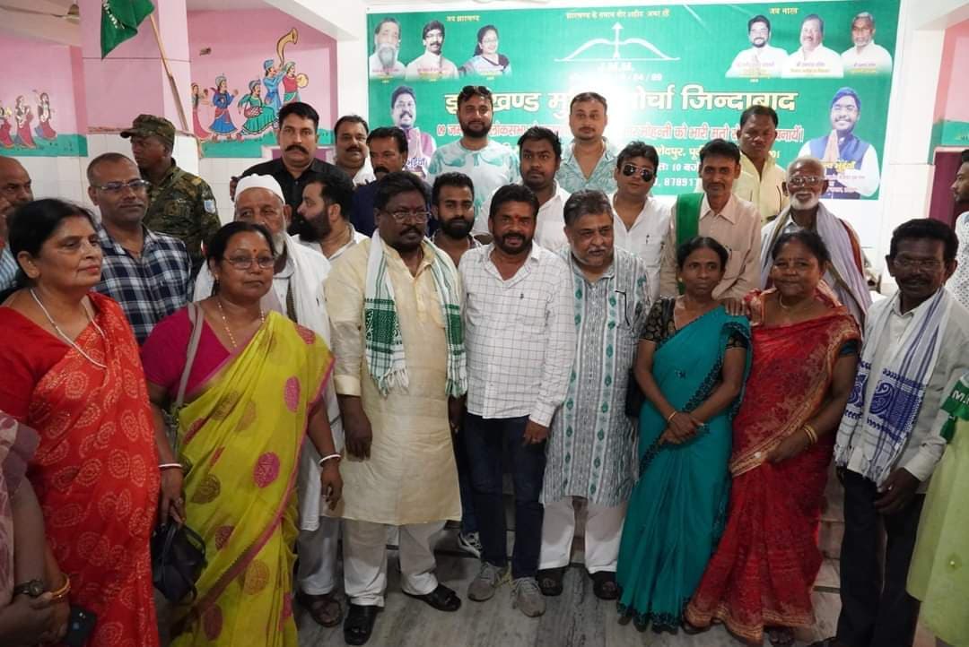 भुइयांडीह निर्मलनगर में समीर मोहंती व सुप्रियो भट्टाचार्य ने चलाया जनसंपर्क अभियान