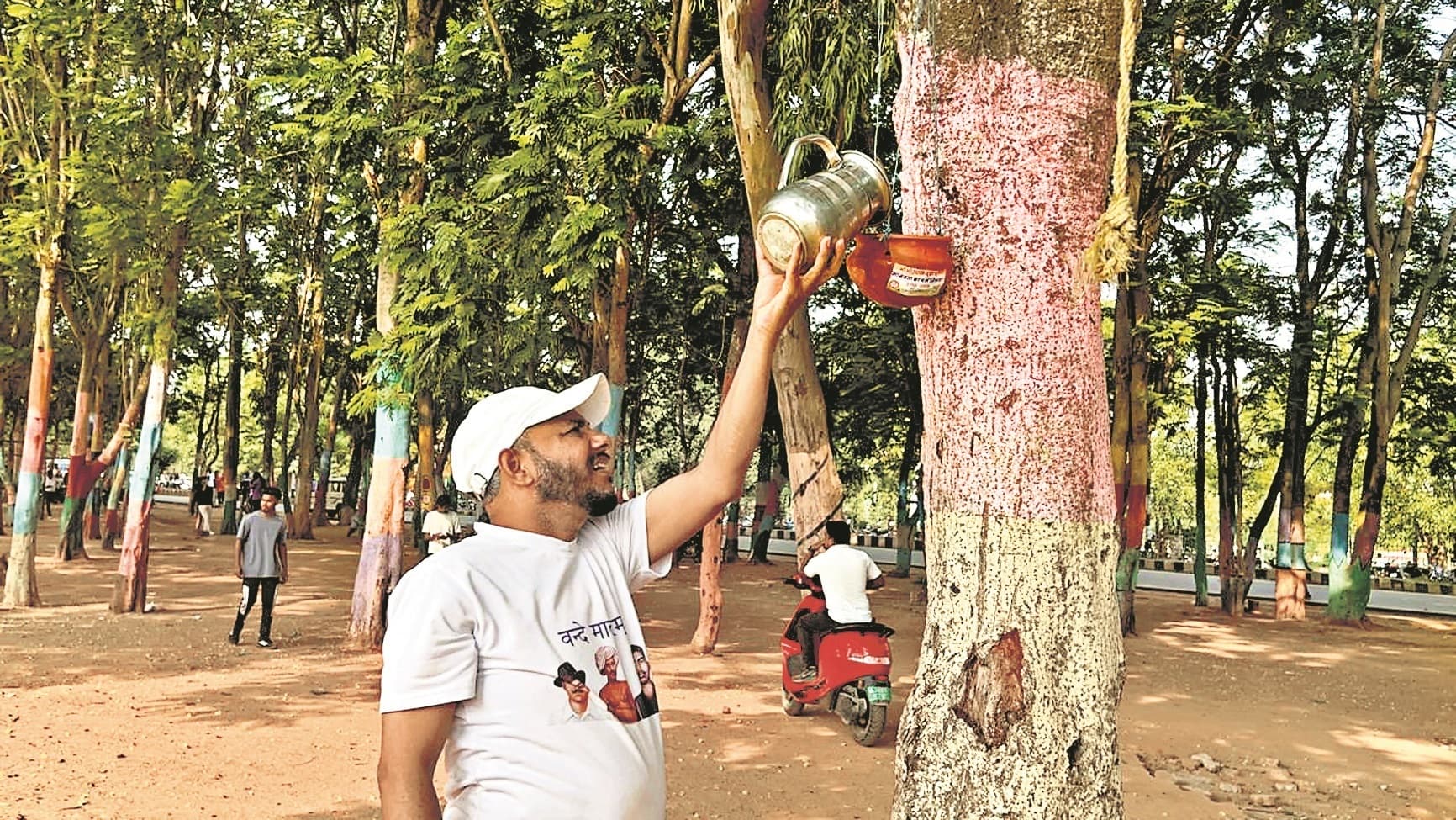 पक्षियों के लिए पेड़ों पर चुग्गा पानी की व्यवस्था