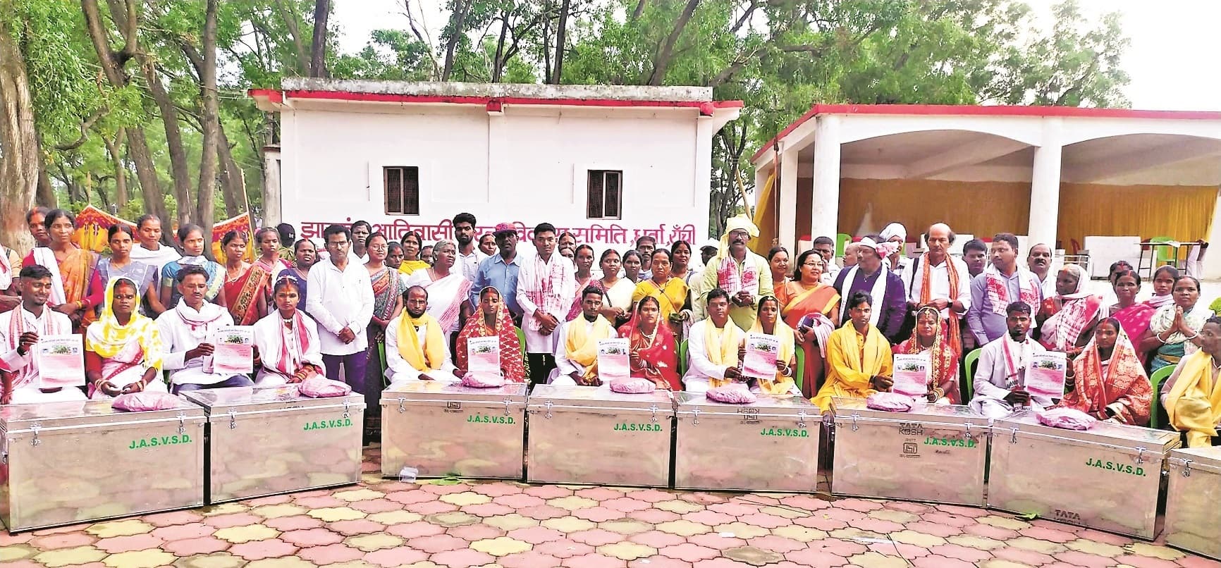 परिणय सूत्र में बंधे आठ जोड़े, शुरू की नयी पारी