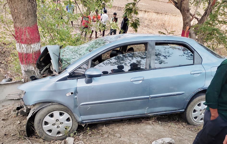 चालक को झपकी आने से पेड़ से टकरायी कार, दो की मौत