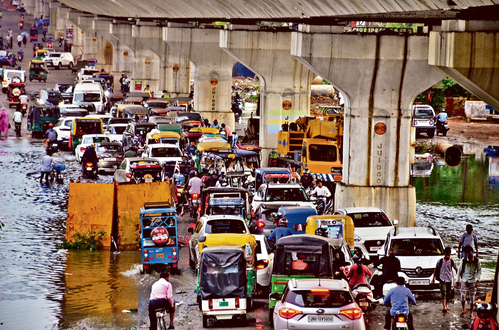 45 मिनट की बारिश में शहर जलमग्न, सड़कों पर बहने लगा नाली का काला पानी, नाली से निकली गंदगी सड़कों पर पसरी रही