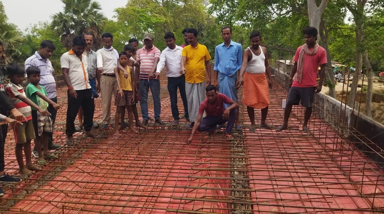 बेलुटजोरिया में पुल निर्माण कार्य का ग्रामीणों ने किया विरोध
