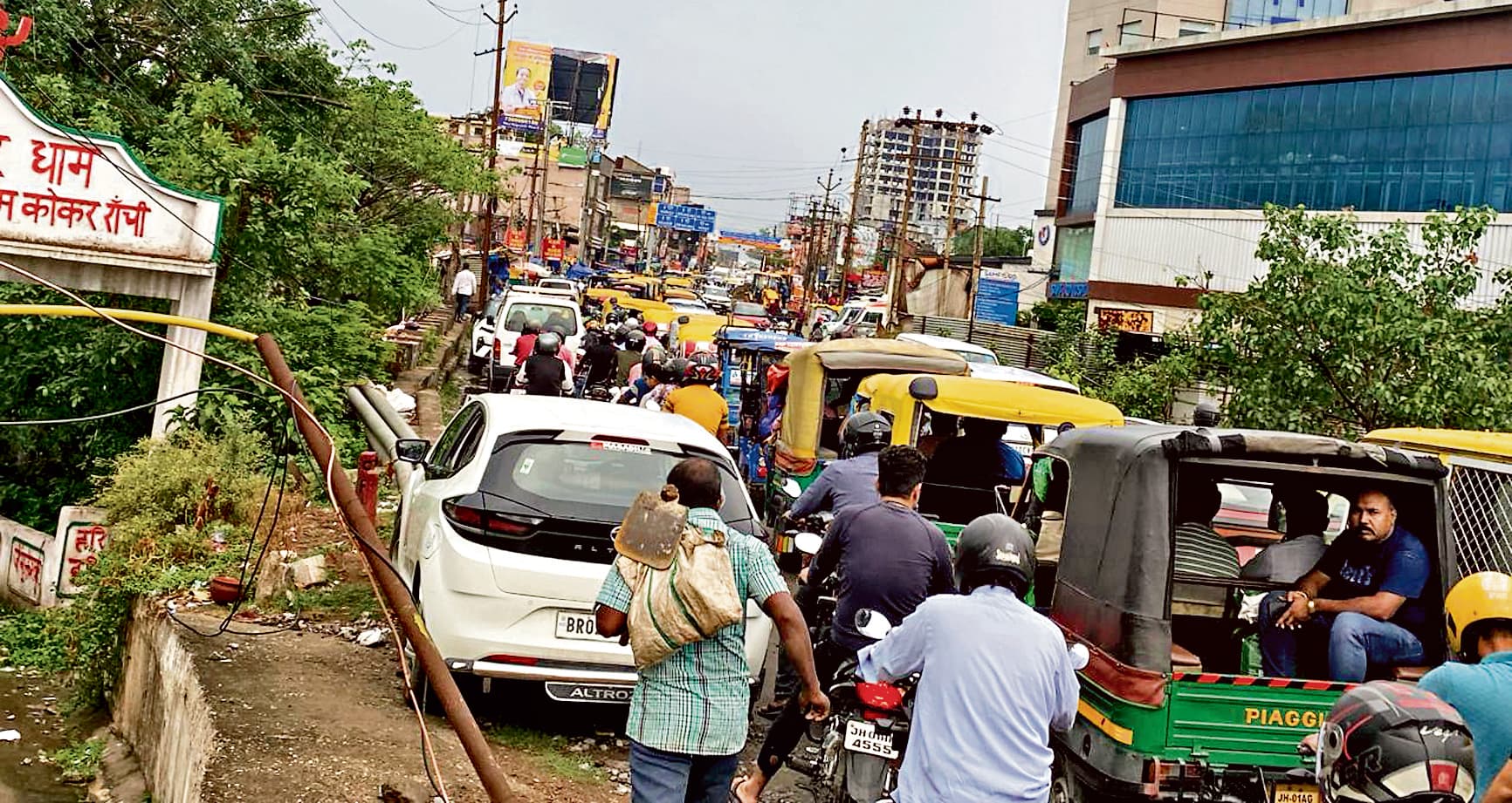 कोकर से दीपाटोली तक रहा जाम, मूकदर्शक बनी रही ट्रैफिक पुलिस