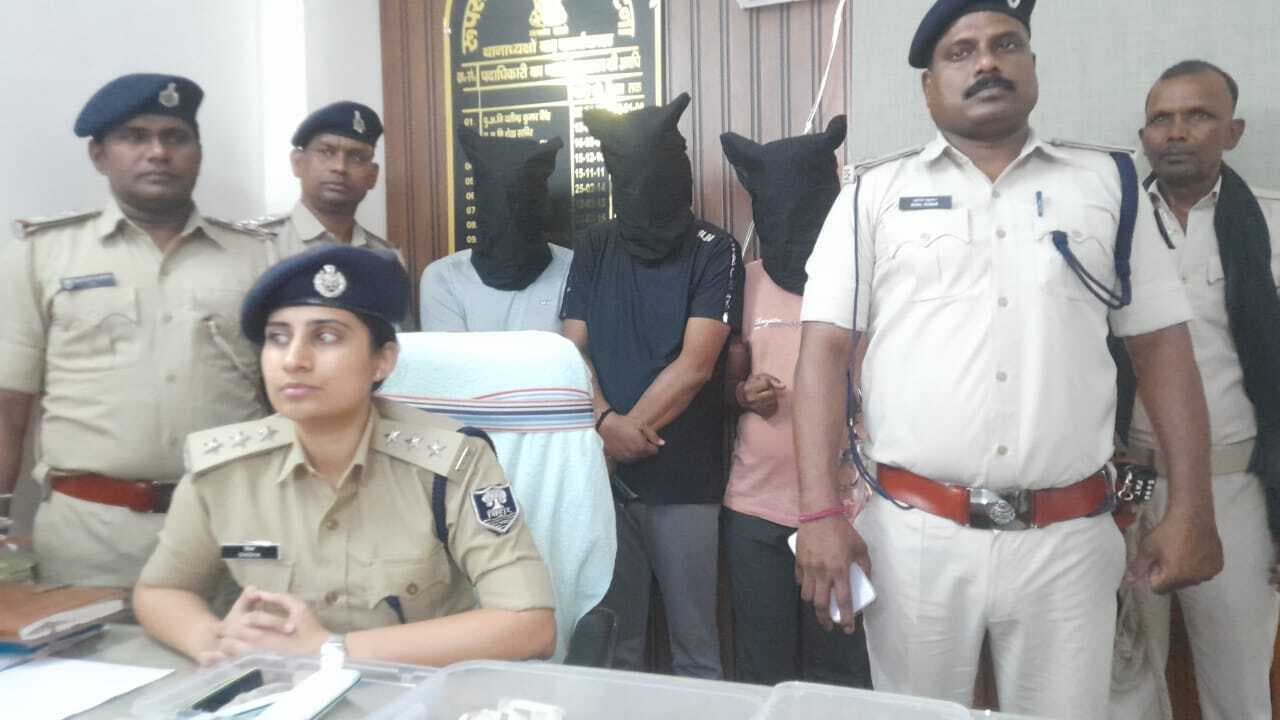 छिनतई व लूटपाट में शामिल कोढ़ा गैंग के तीन सदस्य गिरफ्तार