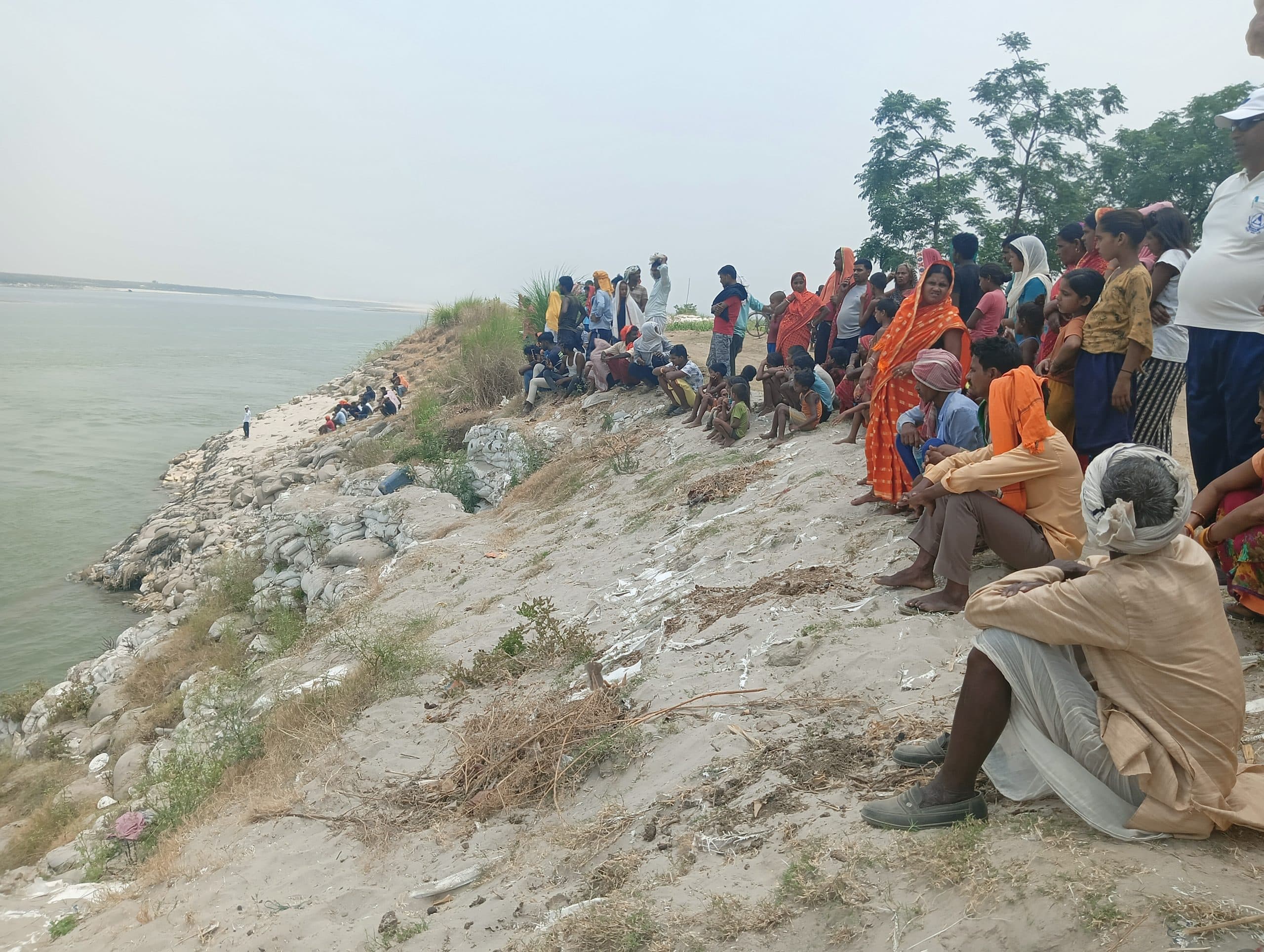 बालू लोड नाव गंगा में डूबी, दस मजदूर तैरकर निकले बाहर, दो लापता