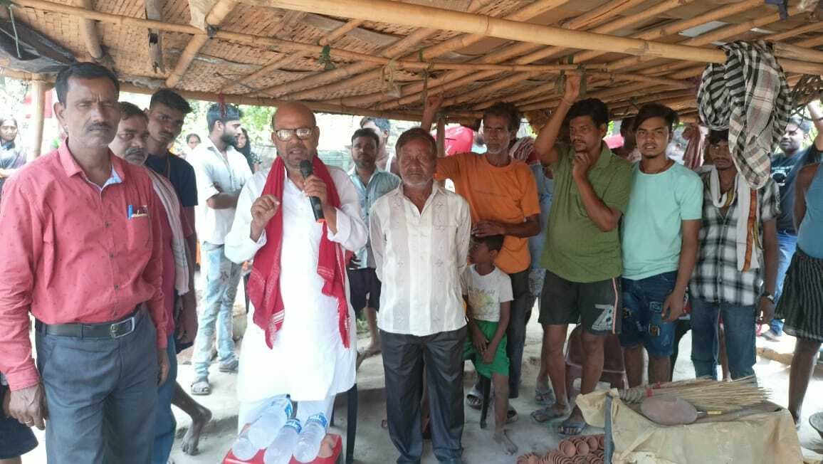 हैवी ब्लास्टिंग-तालाब काटने के विरोध में ग्रामीणों ने किया प्रदर्शन