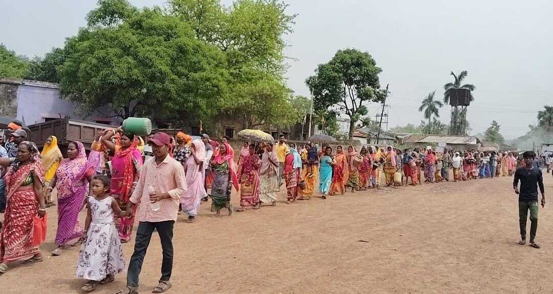 पानी नहीं, तो वोट नहीं नारे के साथ ग्रामीणों ने निकाली रैली