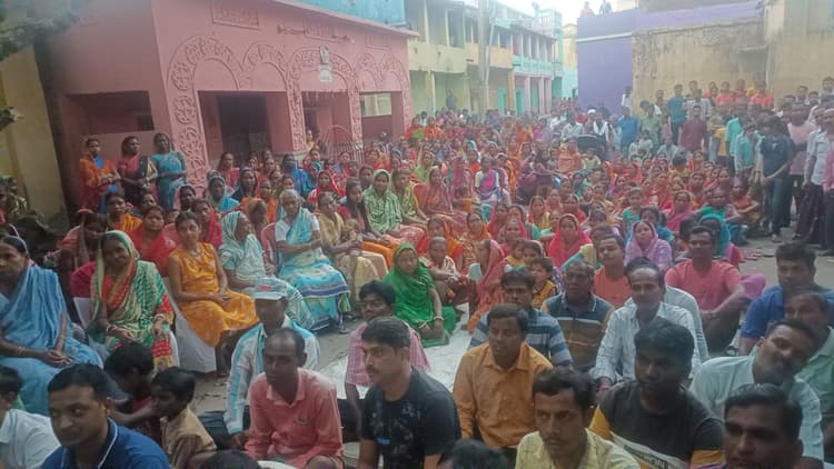 सिंदरी बस्ती के लोग वोट बहिष्कार पर अडिग, पहुंचे सीओ