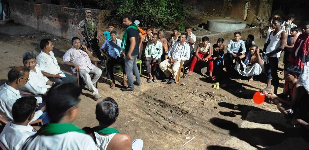 विधायक ने विभिन्न गांवों का दौरा कर झामुमो प्रत्याशी के लिए मांगे वोट