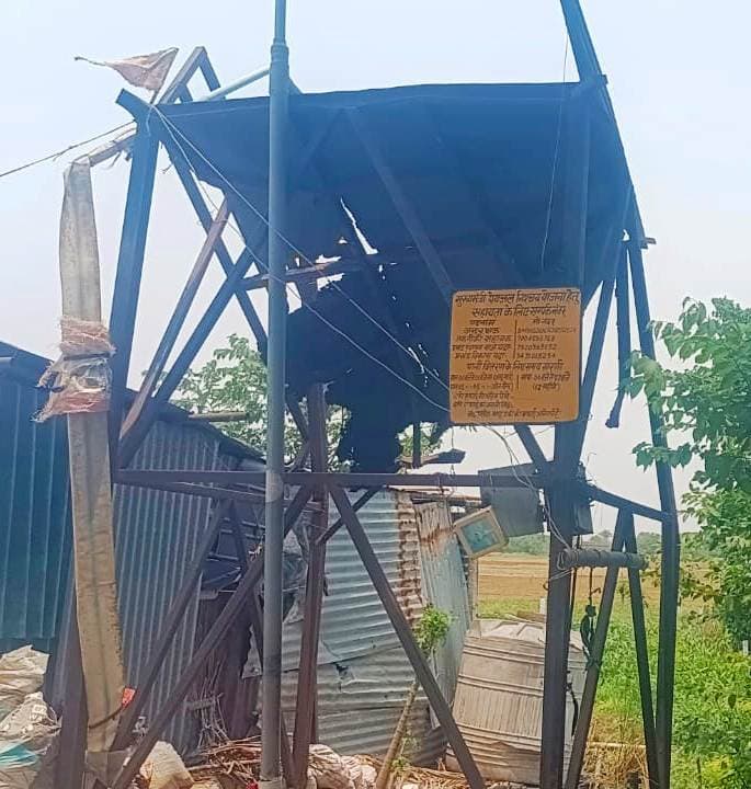 हर घर नल का जल : कहीं खराब पड़ा है मोटर तो कहीं उड़ गयी टंकी, पानी के लिए भटक रहे लोग