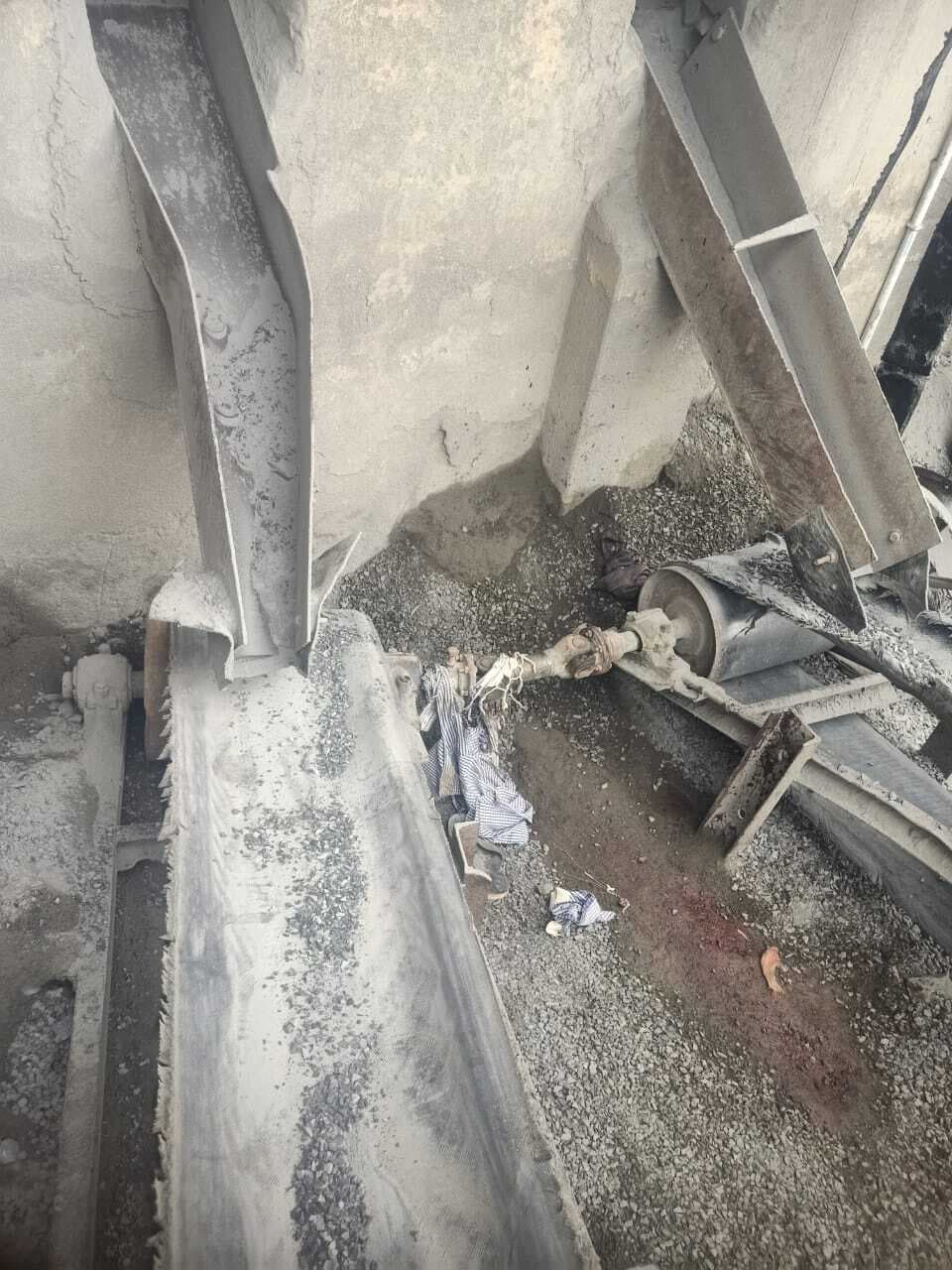 काम के दौरान कन्वेयर बेल्ट फंसे एक मजदूर, मौत