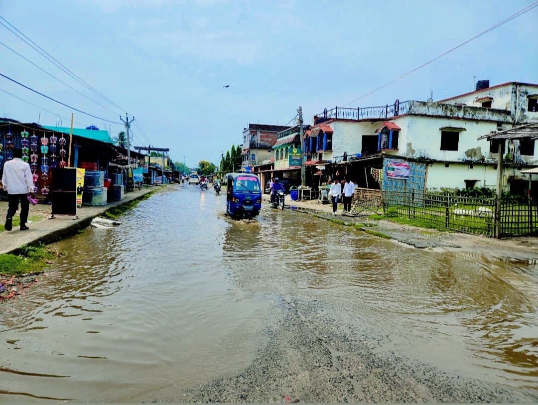 पहली बरसात ने बिगाड़ दी शहर की सूरत, सड़क बना तालाब