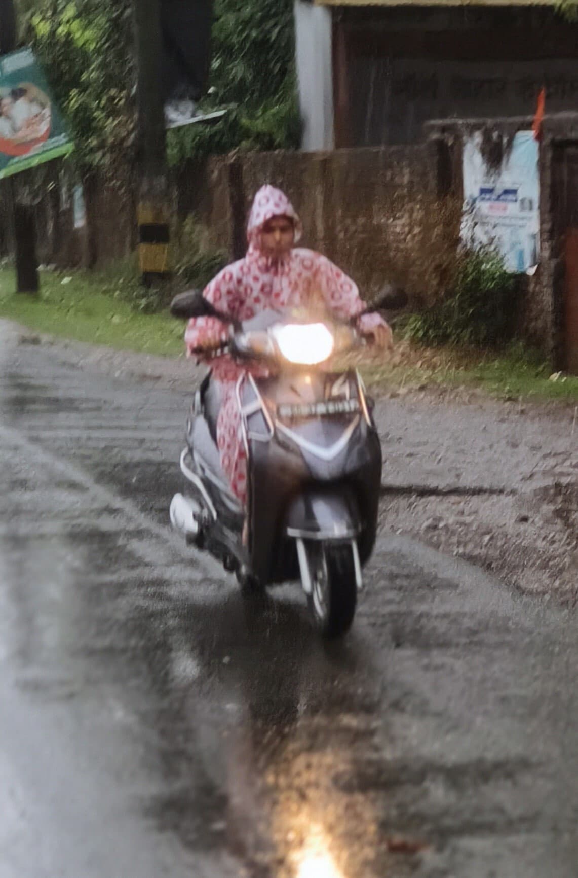 बारिश में कई शिक्षक छाता व रेनकोट के सहारे तो कई पानी में भींगते पहुंचे विद्यालय