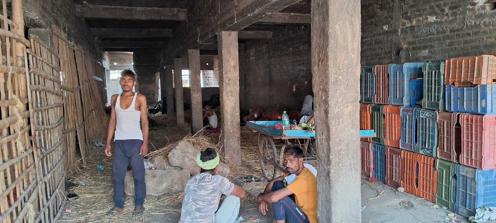 सदर बाजार के सब्जी मंडी में वर्षों से पड़ा है अर्ध-निर्मित दो मंजिला भवन, सड़क पर लगती है दुकान