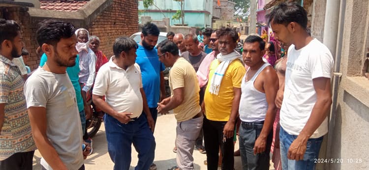 पीसीसी सड़क निर्माण में गड़बड़ी देख भड़के ग्रामीण