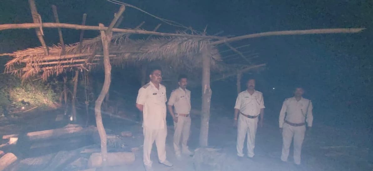 वन विभाग की टीम ने की छापेमारी, सारठ पुलिस के सहयोग से आरा मिल को किया ध्वस्त