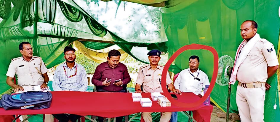 रोहतास-बक्सर की सीमा पर एक कार से 20 लाख रुपये जब्त