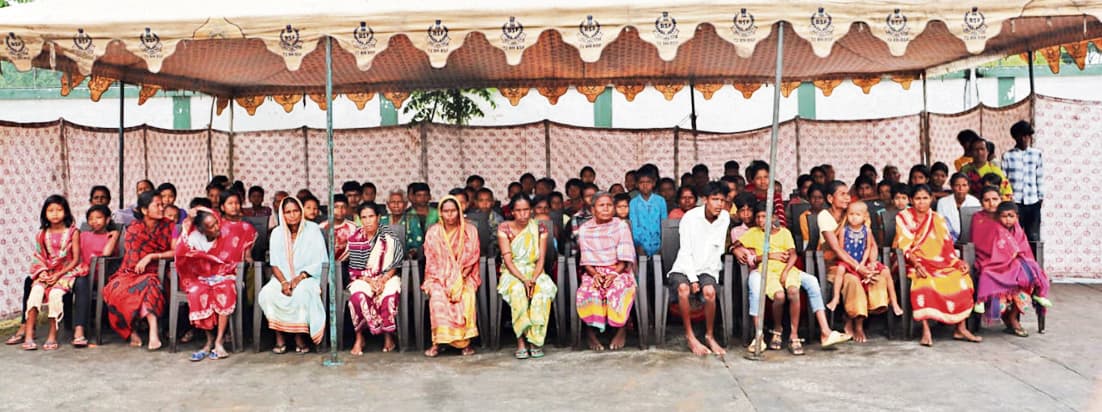 एसएसबी ने लगाया मेडिकल कैंप, कपड़ों का वितरण किया