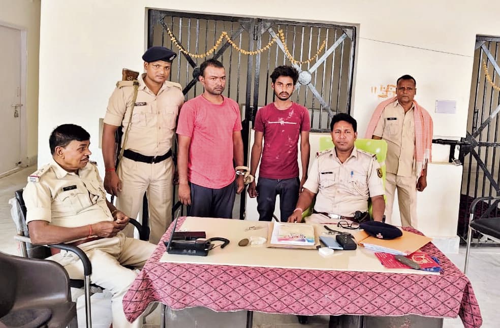 20 किलो गांजे के साथ तीन तस्कर गिरफ्तार, 1.25 लाख रुपये जब्त