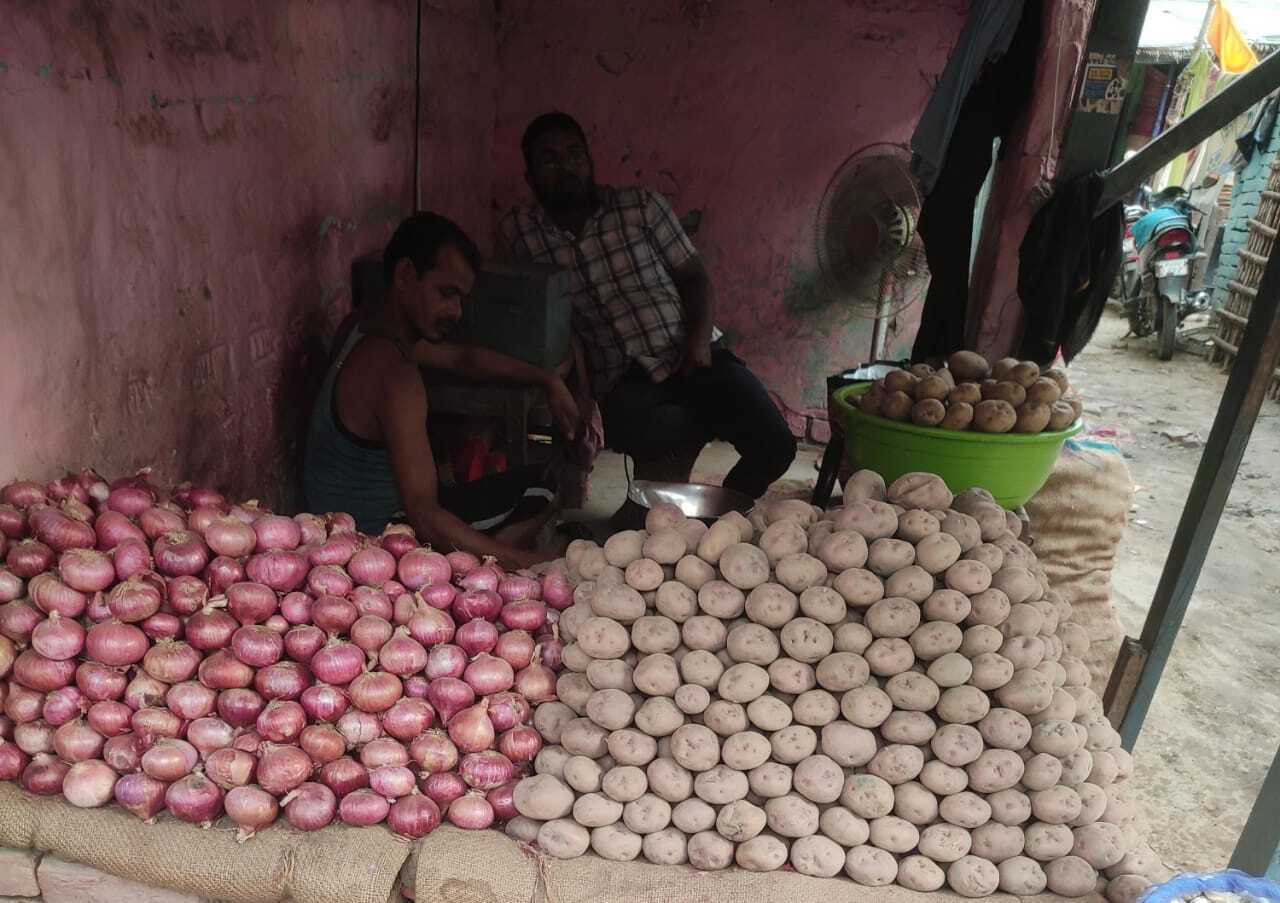 गरीबों की थाली में लगी आग, 30 रुपये प्रतिकिलो तक जा पहुंचा आलू