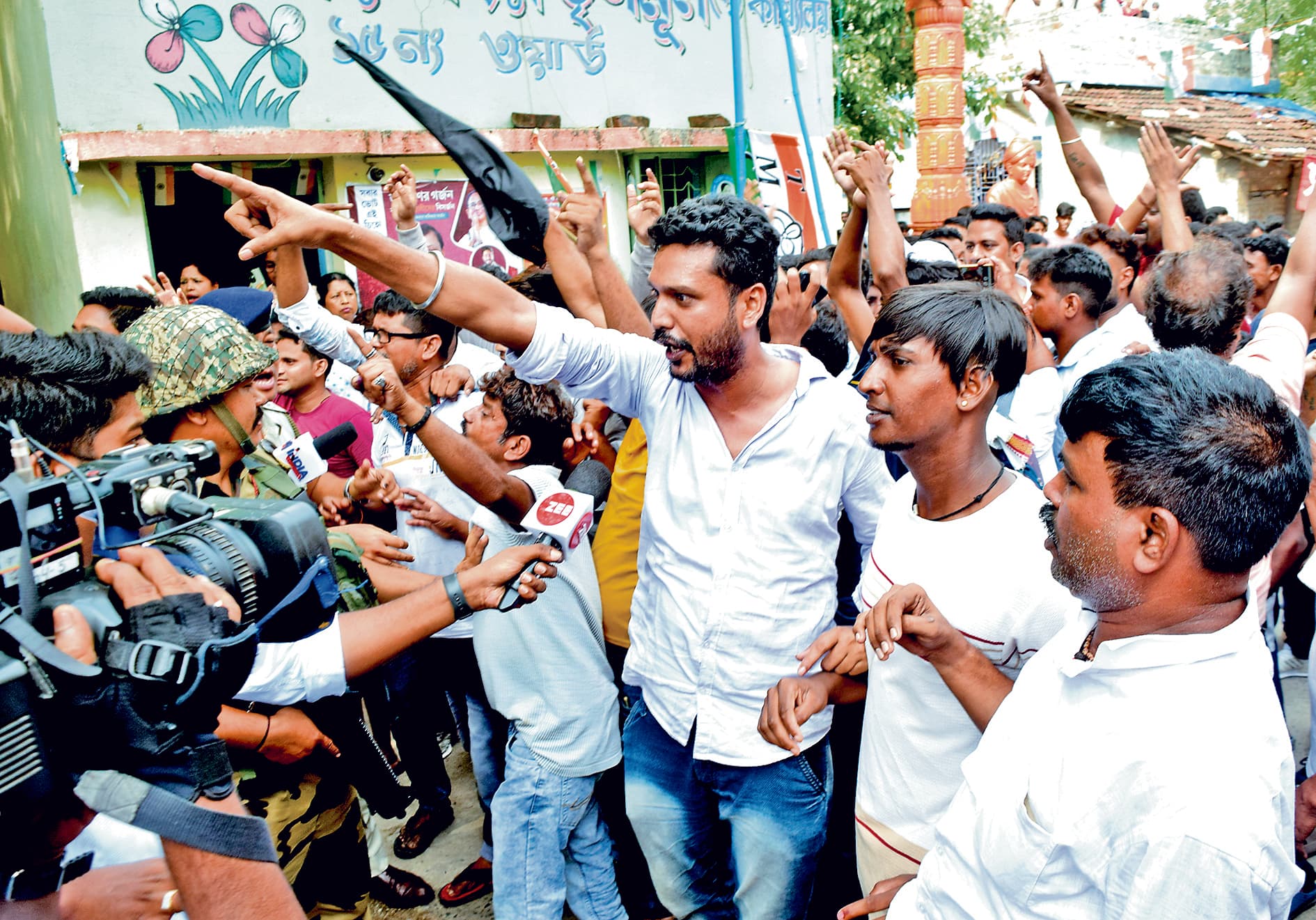 हिंसा की छिटपुट घटनाओं के साथ बैरकपुर व बनगांव में मतदान संपन्न