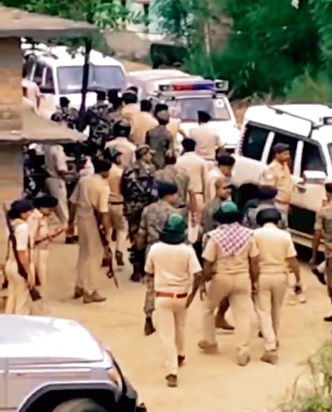 जंदाहा में ग्रामीणों ने सेक्टर पदाधिकारी व पुलिस जवानों को बनाया बंधक, एसपी के पहुंचने पर शांत हुआ मामला