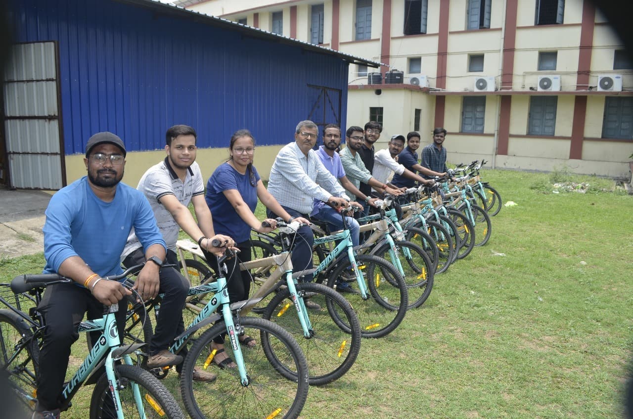 ईको क्लब ने बीआइटी सिंदरी के छात्रों को दीं 100 साइकिलें
