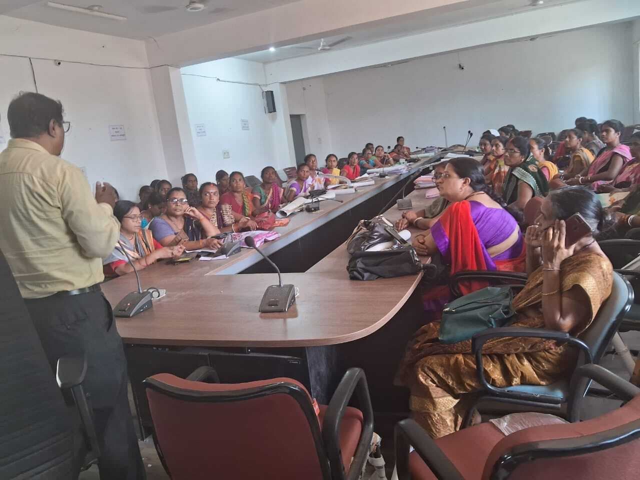 बीएलओ के बीच रंगीन वोटर लिस्ट व बैनर का वितरण