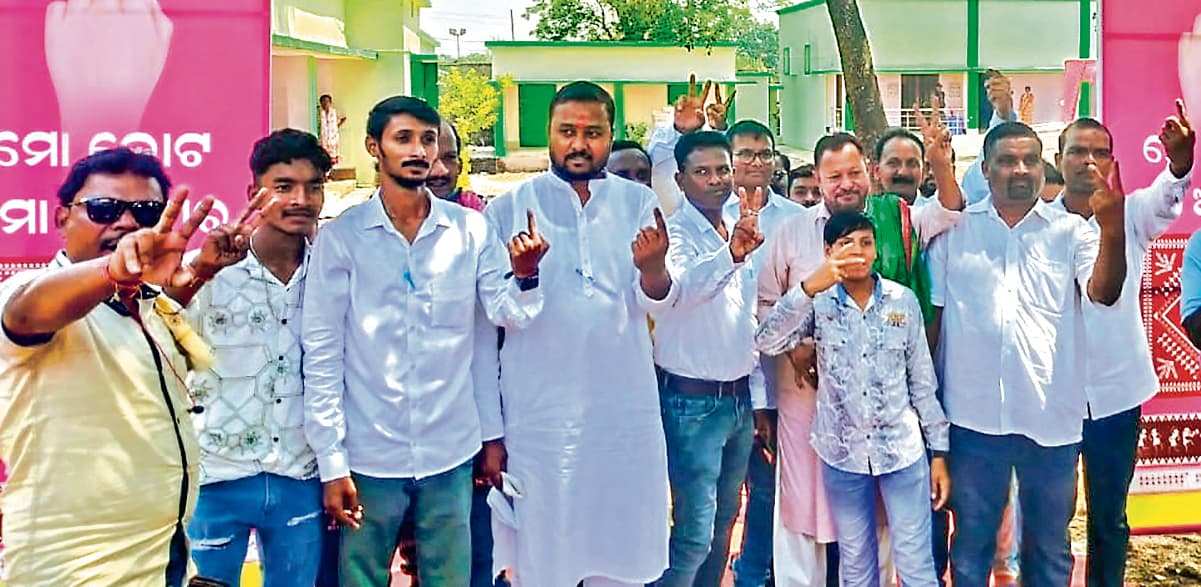 बिरमित्रपुर. कड़ी सुरक्षा के बीच हुआ मतदान, कई स्थानों पर मशीन में खराबी के कारण विलंब