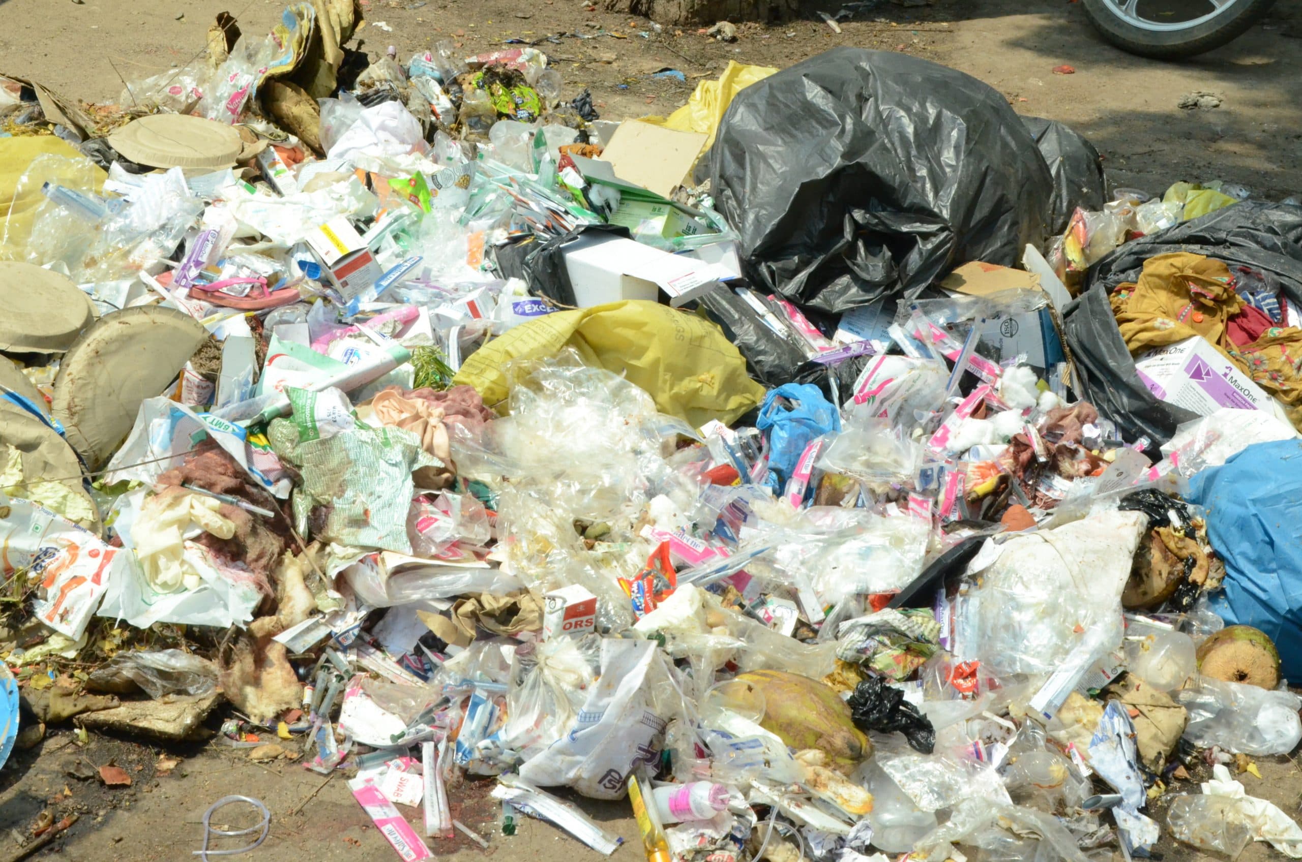 सड़क किनारे मेडिकल कचरा फेंकने से संक्रमण का खतरा