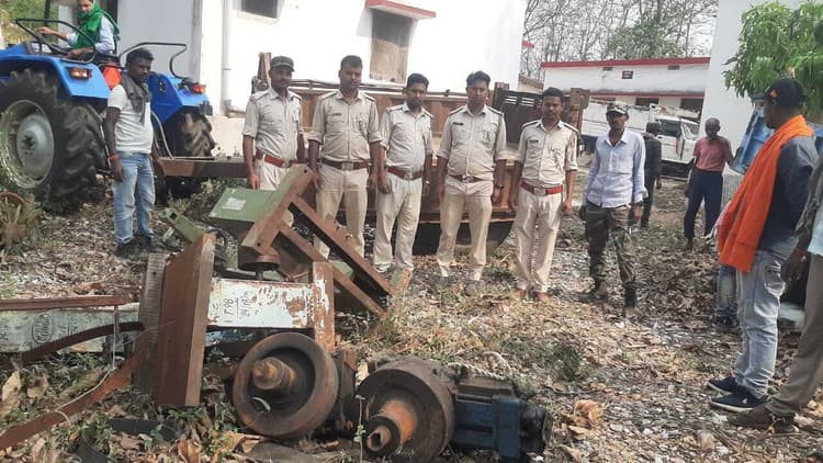 ढोढ़ीया जंगल से आरा मशीन समेत लकड़ी के बोटे जब्त, तस्कर फरार