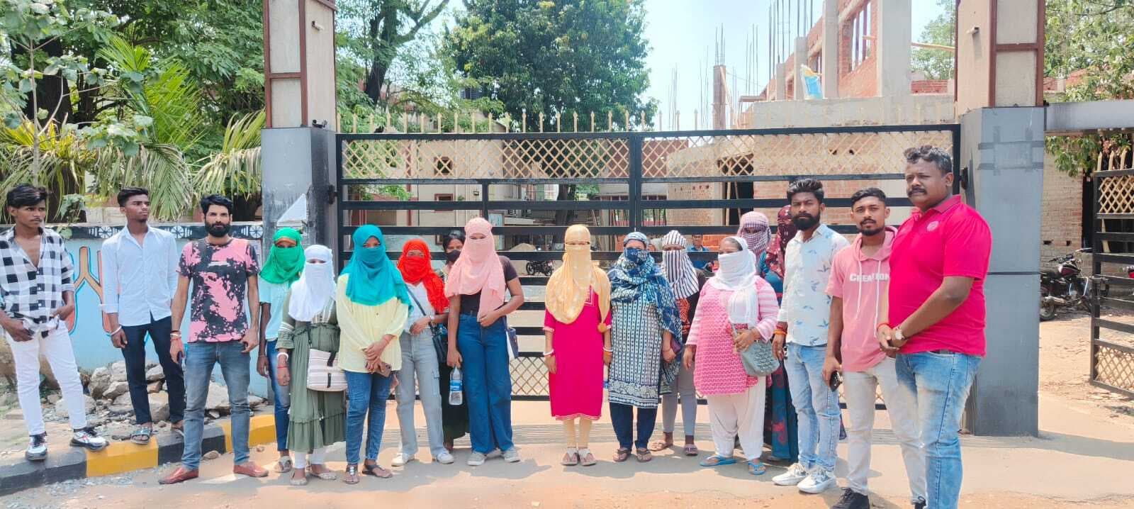 साकची : महिला कर्मचारियों ने स्टोर संचालक पर लगाया छेड़खानी करने का आरोप