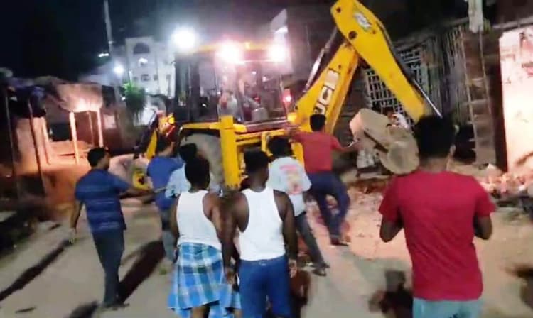 घर के आगे स्थित सरकारी प्याऊ तोड़ने का प्रयास, मुहल्ले वालों ने किया विरोध