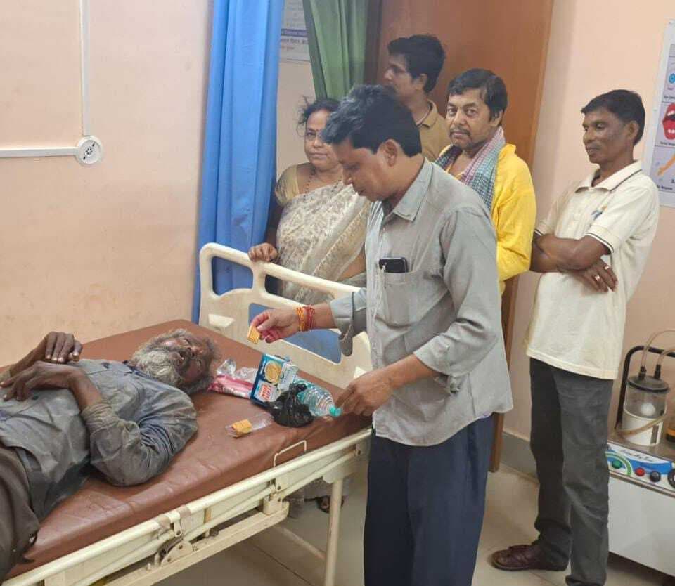 बीमार वृद्ध को देखभाल के लिए परिजनों का है इंतजार, बोलने चलने में बीमार वृद्ध है असमर्थ