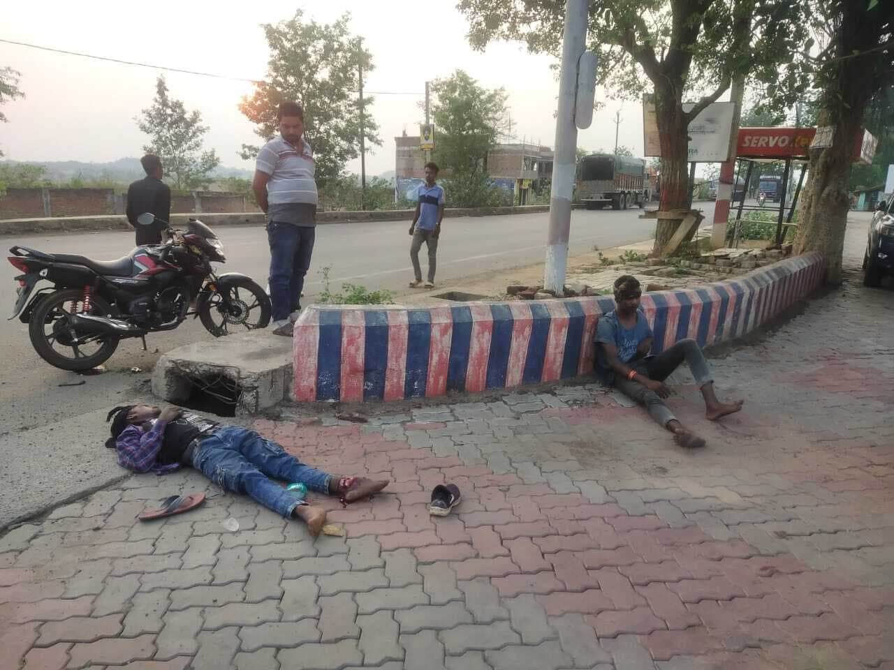 अज्ञात वाहन के धक्के से बाइक सवार दो युवक घायल